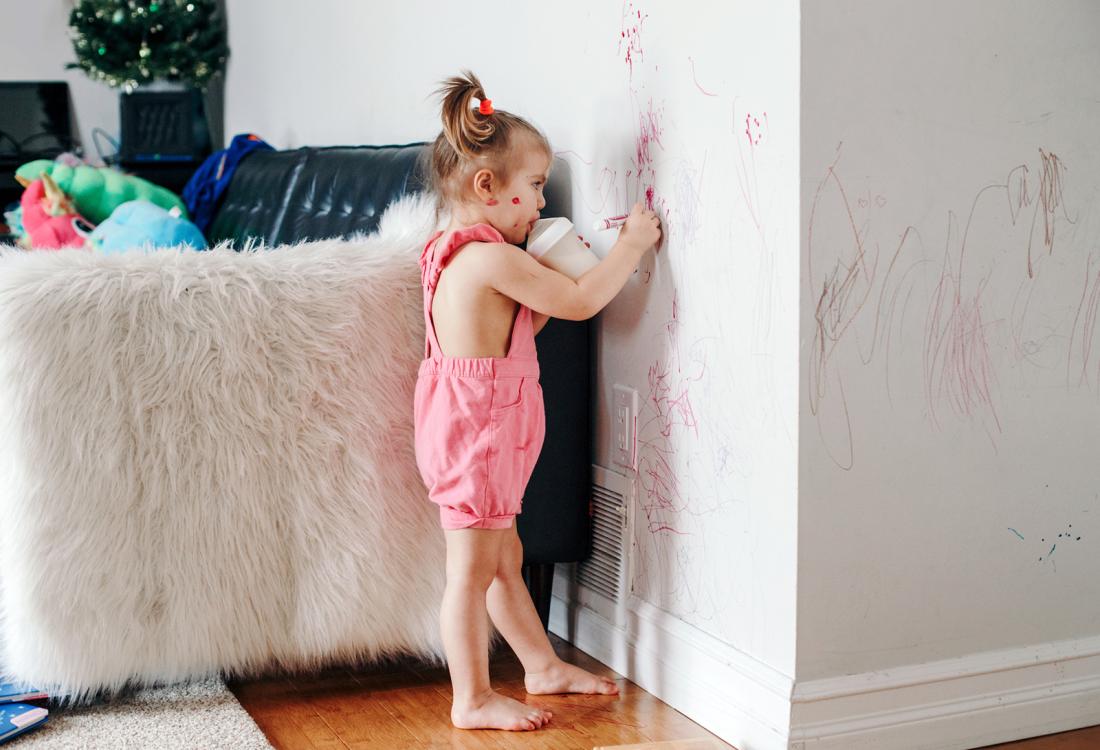 kinder kliedert op de muur na verbouwing woning
